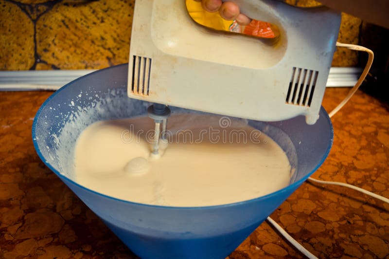 Teig für Pfannkuchen, gepeitscht mit einem Mischer in einer blauen Salatschüssel Konzept des Hauptlebensmittels stockfotos Teig für Pfannkuchen, gepeitscht mit einem Mischer in einer blauen Salatschüssel Konzept des Hauptlebensmittels stockfotos