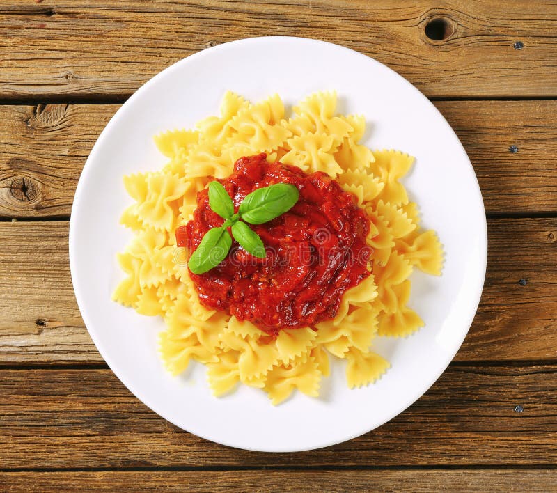 Teigwaren Farfalle Mit Tomatensauce Stockbild - Bild von ...