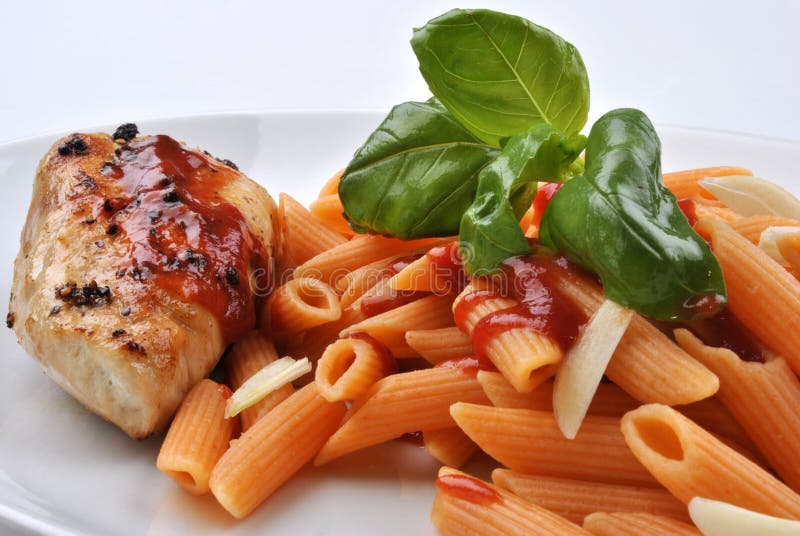 Teigwaren mit der gegrillten Truthahnbrust stockfoto