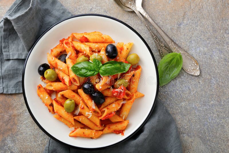 Teigwaren Penne in Der Tomatensauce Mit Olive Und Basilikum Auf Einem ...