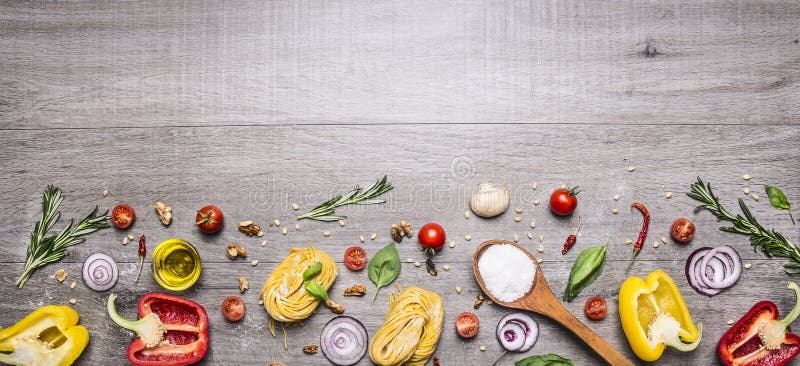 Teigtomaten und Zutaten zum Kochen auf rustikalem Hintergrund Obergrenzen. italienisches Lebensmittelkonzept lizenzfreies stockfoto