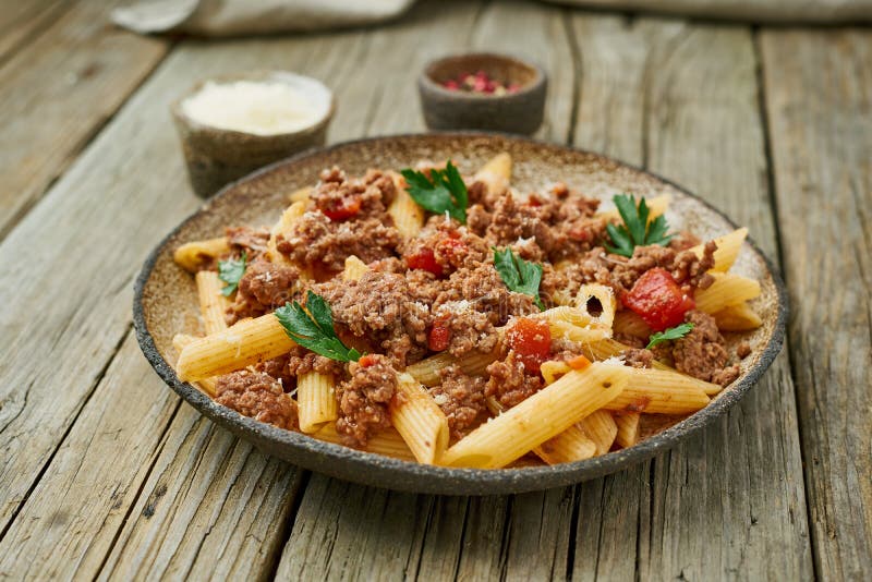 Teigwaren von Bolognese Fusilli mit Tomatensauce, gehacktes Grundrindfleisch Traditionelle italienische Küche Weicher Fokus lizenzfreie stockfotos Teigwaren von Bolognese Fusilli mit Tomatensauce, gehacktes Grundrindfleisch Traditionelle italienische Küche Weicher Fokus lizenzfreie stockfotos