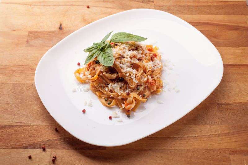 Teigwarenbandnudeln mit Tomate lizenzfreie stockfotografie Teigwarenbandnudeln mit Tomate lizenzfreie stockfotografie