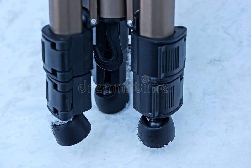 Teil des grauen Aluminiumstativs mit drei schwarzen Plastikbeinen auf weißem Schnee stockfotos Teil des grauen Aluminiumstativs mit drei schwarzen Plastikbeinen auf weißem Schnee stockfotos