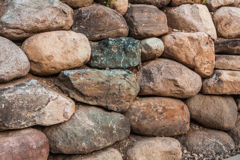 Beschaffenheit Von Den Mehrfarbigen Felsen Gestapelt In Einer Wand
