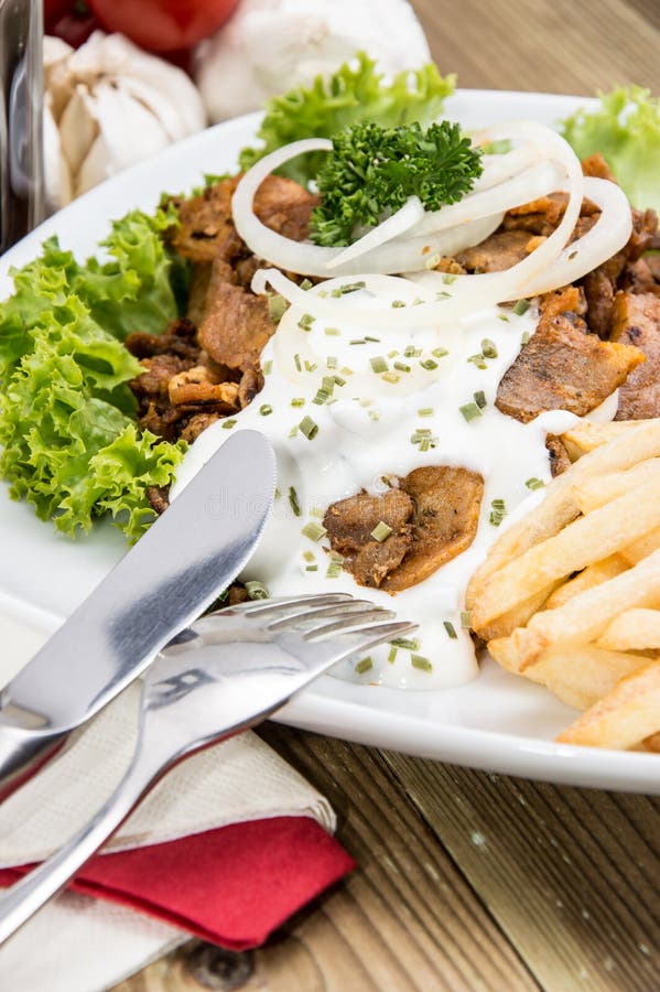 Teil Kebabfleisch Mit Pommes-Frites Stockfoto - Bild von bestandteil ...