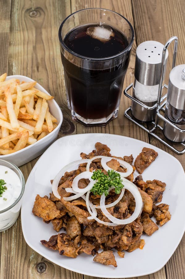 Teil Kebabfleisch Mit Pommes-Frites Stockfoto - Bild von bestandteil ...