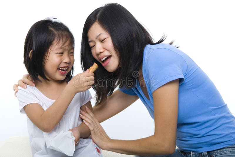 Teilen des glücklichen Momentes lizenzfreies stockfoto