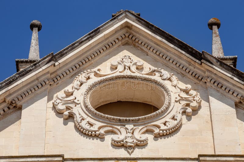 Tejado que se inclina, arquitectura Ventana de la iglesia del agujero de Rose foto de archivo Tejado que se inclina, arquitectura Ventana de la iglesia del agujero de Rose foto de archivo