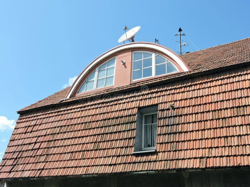 Tejado Y Ventana De Tejas Rojas Imagen de archivo - Imagen de cielo