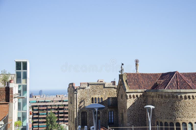 Tejados de la calle estrecha vieja de la ciudad europea Barcelona, España fotos de archivo Tejados de la calle estrecha vieja de la ciudad europea Barcelona, España fotos de archivo
