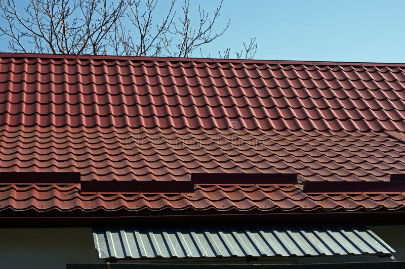 Tejas De Tejado Del Metal De Brown Imagen de archivo - Imagen de