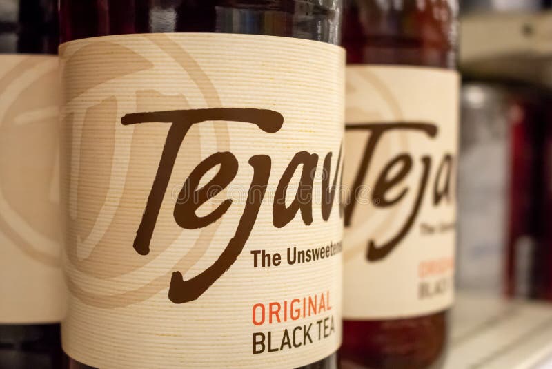 Tejava 茶的瓶子在货架上 图库摄影