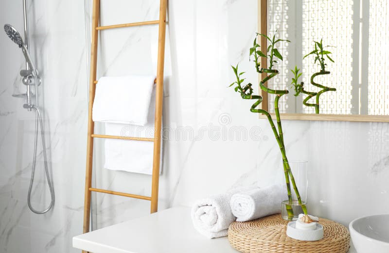 Tejidos de bambú tropical con hojas en el interior del baño fotografía de archivo libre de regalías Tejidos de bambú tropical con hojas en el interior del baño fotografía de archivo libre de regalías