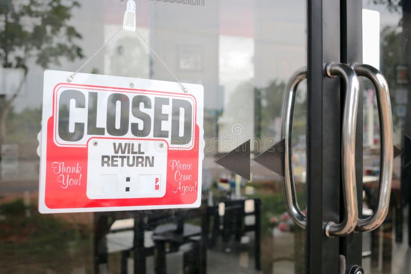 Teken dat in restaurantspatie wordt gesloten voor vullingstijd stock afbeelding Teken dat in restaurantspatie wordt gesloten voor vullingstijd stock afbeelding