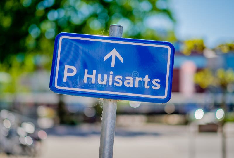 Teken die op de parkerenvlek voor de huisarts wijzen stock afbeeldingen Teken die op de parkerenvlek voor de huisarts wijzen stock afbeeldingen