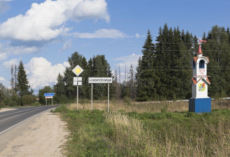 Teken en een stele bij de ingang aan het dorp van Nyuksenitsa, Vologda-gebied stock afbeeldingen Teken en een stele bij de ingang aan het dorp van Nyuksenitsa, Vologda-gebied stock afbeeldingen