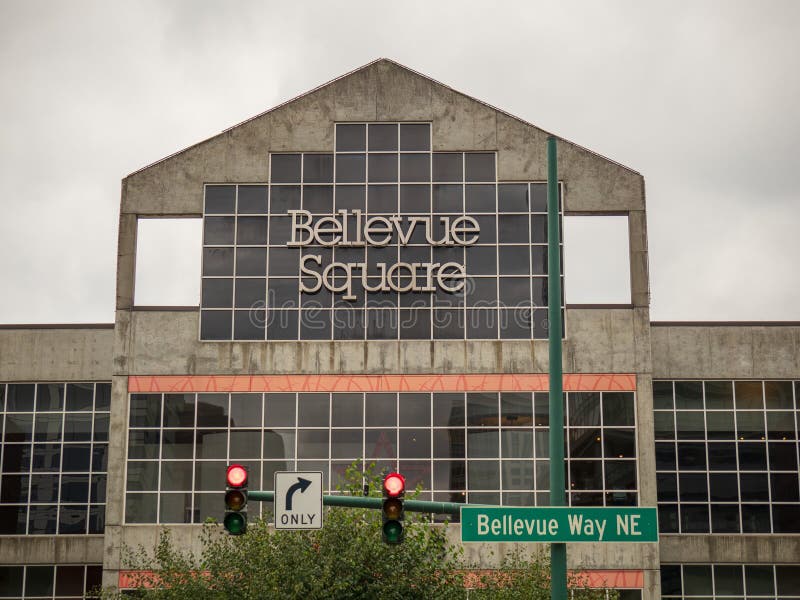 Teken van het Bellevue het Vierkante winkelcentrum boven ingang aan het winkelen plein royalty-vrije stock foto's Teken van het Bellevue het Vierkante winkelcentrum boven ingang aan het winkelen plein royalty-vrije stock foto's