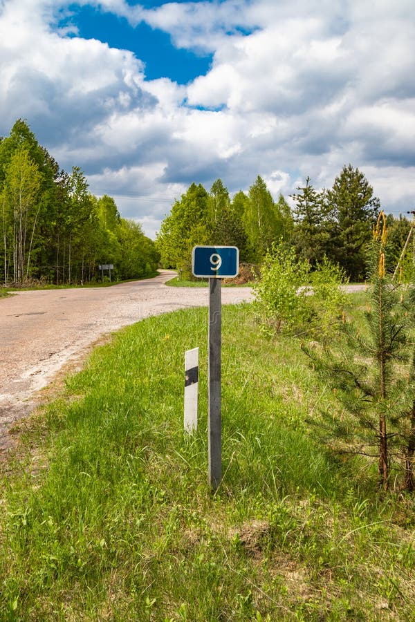 Teken van kilometers, informatie voor reizigers door auto worden gereist die stock fotografie Teken van kilometers, informatie voor reizigers door auto worden gereist die stock fotografie