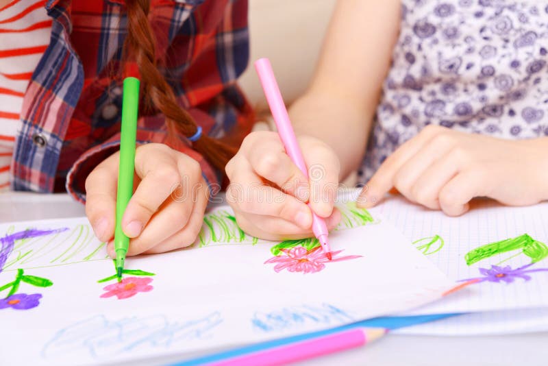 Tekening van kinderen met tellers worden gedaan die royalty-vrije stock afbeeldingen Tekening van kinderen met tellers worden gedaan die royalty-vrije stock afbeeldingen