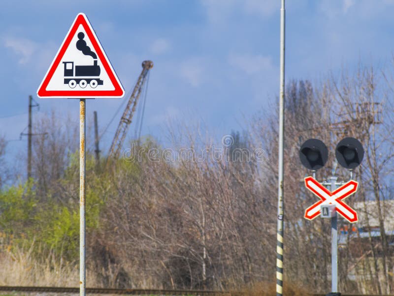 Tekens bij de spoorwegovergang worden geplaatst die royalty-vrije stock afbeeldingen Tekens bij de spoorwegovergang worden geplaatst die royalty-vrije stock afbeeldingen