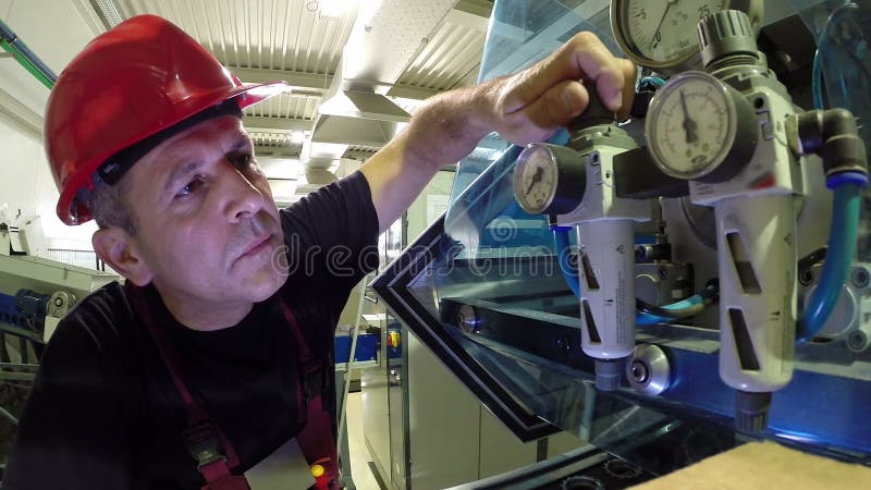 Tekniker Adjusts tryckregulatorn på maskinen