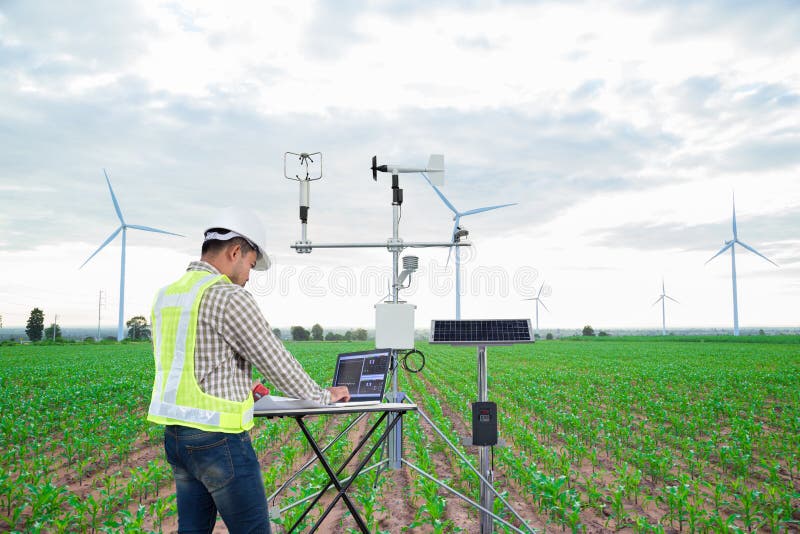 Tekniker som mot efterkrav använder data för minnestavladator med det meteorologiska instrumentet för att mäta den vindhastighete royaltyfria bilder Tekniker som mot efterkrav använder data för minnestavladator med det meteorologiska instrumentet för att mäta den vindhastighete royaltyfria bilder