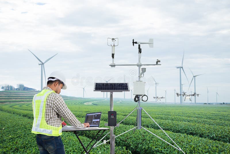 Tekniker som mot efterkrav använder data för minnestavladator med det meteorologiska instrumentet för att mäta den vindhastighete arkivfoton Tekniker som mot efterkrav använder data för minnestavladator med det meteorologiska instrumentet för att mäta den vindhastighete arkivfoton