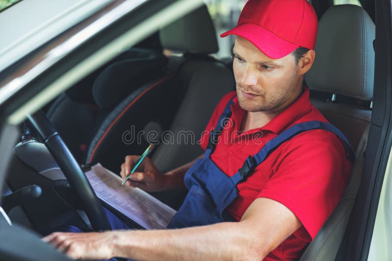 Teknisk kontroll för medel - man som sitter inom bilen och kontrollerar instrumentbrädan fotografering för bildbyråer Teknisk kontroll för medel - man som sitter inom bilen och kontrollerar instrumentbrädan fotografering för bildbyråer