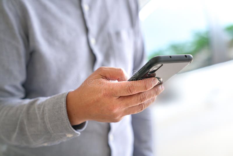 Teknologibegrepp: Affärsman som bläddrar eller surfar mobiltelefonen arkivbilder Teknologibegrepp: Affärsman som bläddrar eller surfar mobiltelefonen arkivbilder