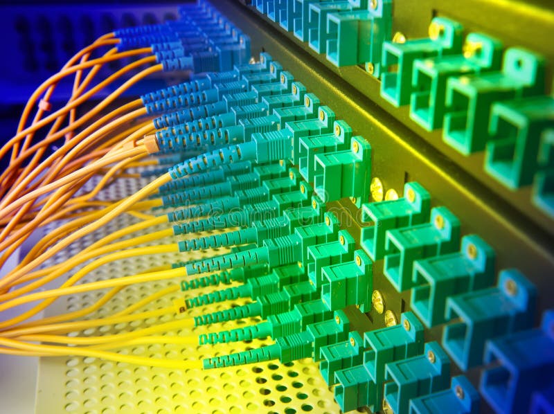 Teknologimitt med optisk utrustning för fiber arkivbild Teknologimitt med optisk utrustning för fiber arkivbild
