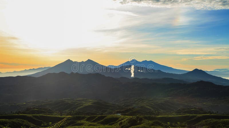Tekolonier i Malasari, Bogor, Indonesien Soluppgångplats med konturberget och blå himmel fotografering för bildbyråer Tekolonier i Malasari, Bogor, Indonesien Soluppgångplats med konturberget och blå himmel fotografering för bildbyråer