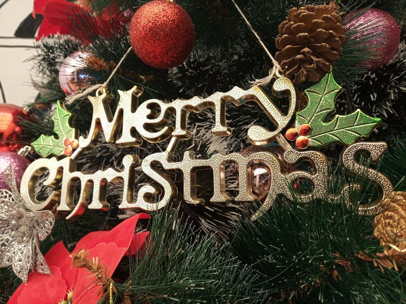 Tekst akcesoriów wesołych świąt wiszących na zamknięciu drzewa Xmas Przygotowanie i dekorowanie choinki z ozdobą świąteczną