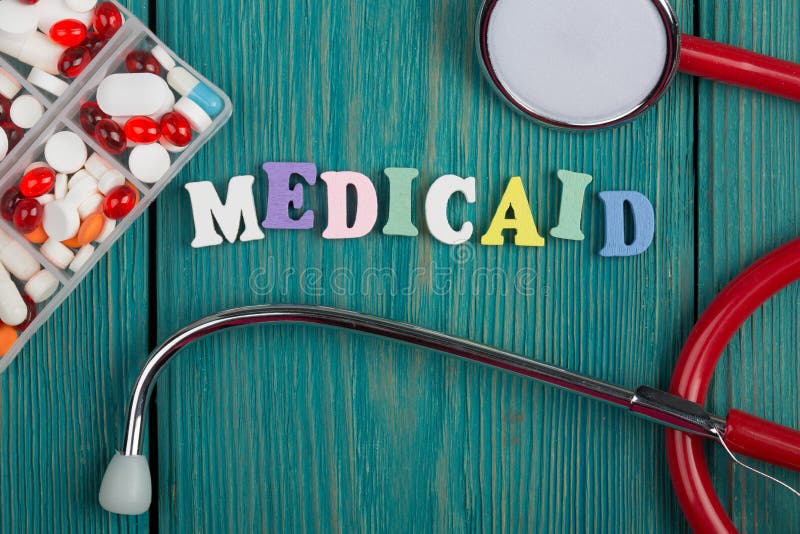 Tekst & x22; Medicaid& x22; van gekleurde houten brieven, stethoscoop en pillen royalty-vrije stock foto Tekst & x22; Medicaid& x22; van gekleurde houten brieven, stethoscoop en pillen royalty-vrije stock foto