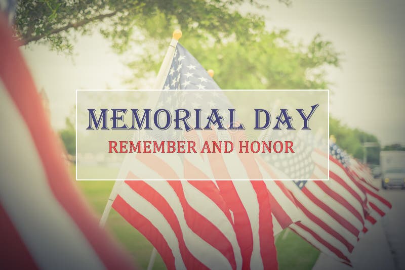 Tekst Memorial Day en Eer op rij van gazon Amerikaanse Vlaggen royalty-vrije stock afbeeldingen Tekst Memorial Day en Eer op rij van gazon Amerikaanse Vlaggen royalty-vrije stock afbeeldingen