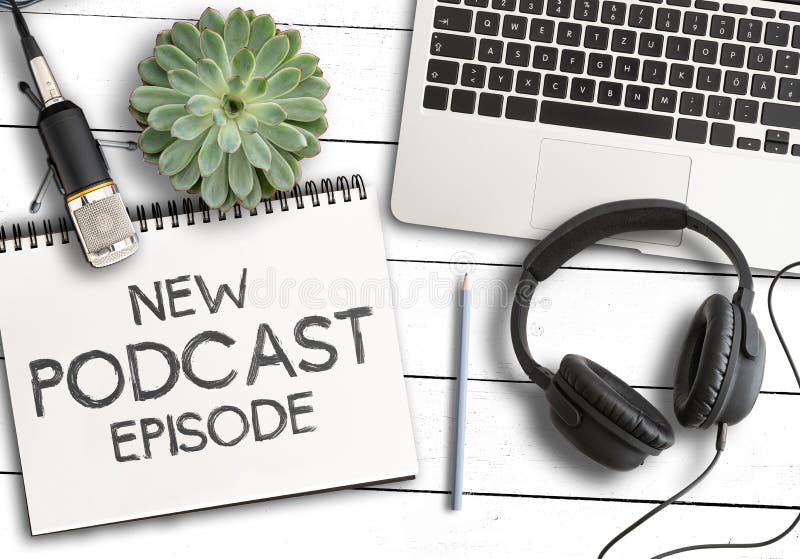 Tekst NIEUWE PODCAST EPISODE op blocnote met laptop computer, ingemaakte installatie en opnamemicrofoon op witte houten lijst royalty-vrije stock fotografie Tekst NIEUWE PODCAST EPISODE op blocnote met laptop computer, ingemaakte installatie en opnamemicrofoon op witte houten lijst royalty-vrije stock fotografie
