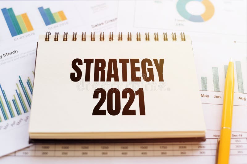 Tekst strategii 2021 zapisany w notesie na tabeli z wykresami finansowymi i piórem. perspektywiczne podejście do osiągnięcia zdjęcia royalty free