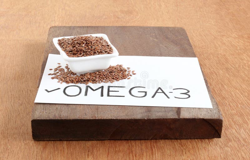 Teksta ` Omega-3 ` Ręcznie pisany na papieru i lna ziarnie obraz stock Teksta ` Omega-3 ` Ręcznie pisany na papieru i lna ziarnie obraz stock