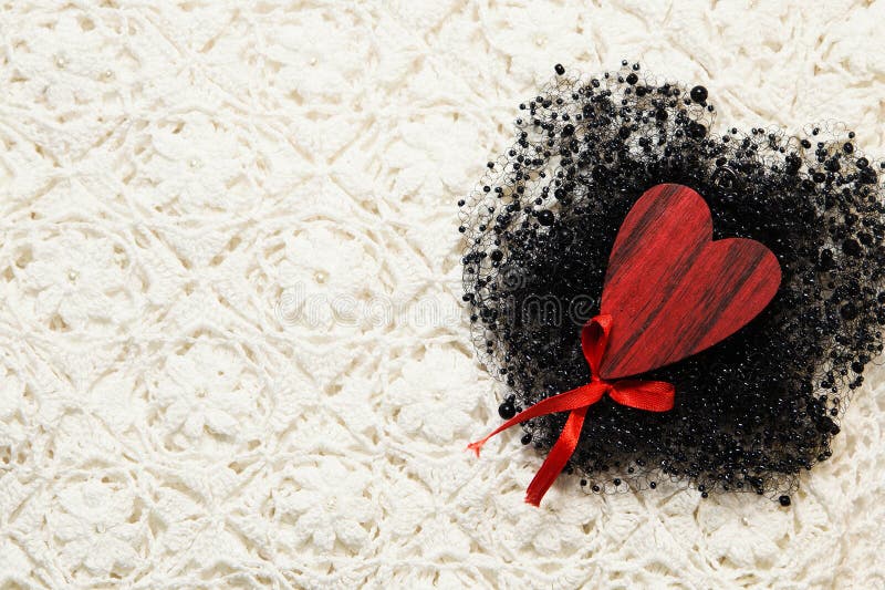Tekstura tkanina materiał z drewnianym sercem i koralikiem fotografia stock Tekstura tkanina materiał z drewnianym sercem i koralikiem fotografia stock