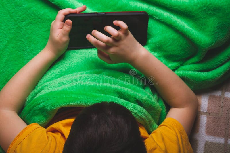 Smartphone en manos de un niño