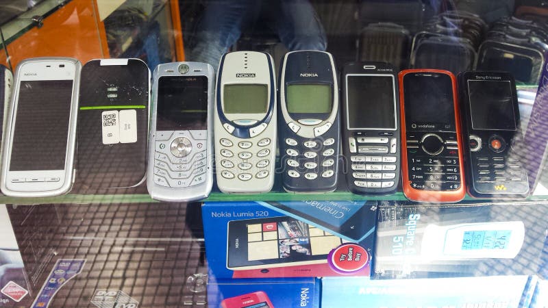 Teléfonos Móviles Antiguos De 2000 Imagen editorial - Imagen de viejo,  mano: 163463930