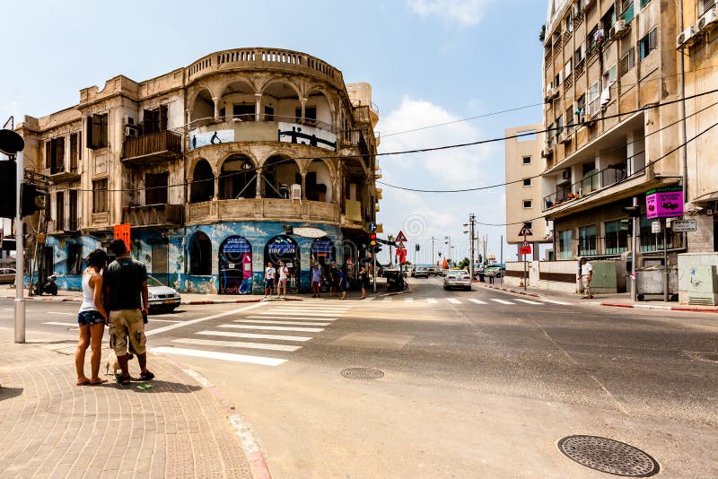 Tel Aviv, Israel - 9 de septiembre de 2011: La gente va a cruzar la calle situada cerca del tel?fono Baruch de la playa en Tel Av fotos de archivo Tel Aviv, Israel - 9 de septiembre de 2011: La gente va a cruzar la calle situada cerca del tel?fono Baruch de la playa en Tel Av fotos de archivo