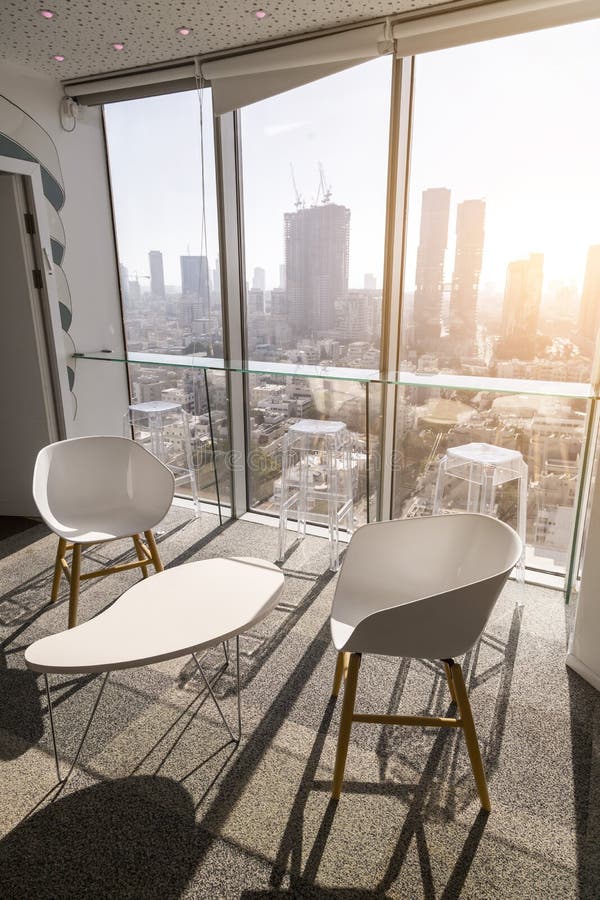Khám phá không gian văn phòng đầy màu sắc và sáng tạo của Google Tel Aviv. Tận hưởng cảm giác sáng tạo và độc đáo khi làm việc trong một không gian năng động và sáng tạo như thế này. Hãy xem hình ảnh để tìm hiểu thêm về không gian văn phòng ấn tượng này.