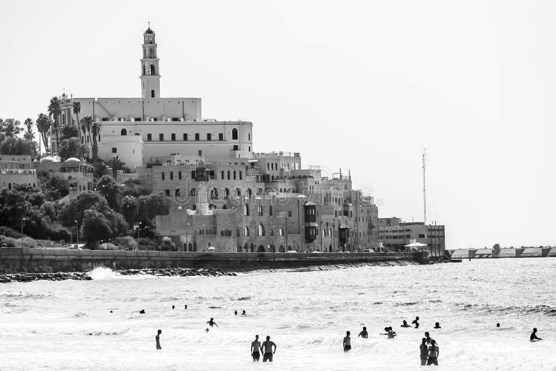 Tel Aviv, Israel - 9. September 2011: Ansicht der Jaffa-Promenade Leute, die am Strand Telefon Baruch in Tel Aviv sich entspannen lizenzfreie stockbilder Tel Aviv, Israel - 9. September 2011: Ansicht der Jaffa-Promenade Leute, die am Strand Telefon Baruch in Tel Aviv sich entspannen lizenzfreie stockbilder