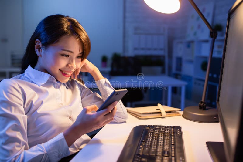 Tel?fono elegante del uso de la mujer de negocios imagen de archivo Tel?fono elegante del uso de la mujer de negocios imagen de archivo