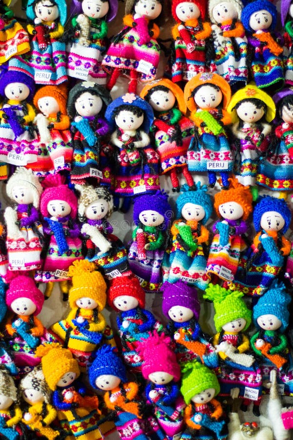 Fileira De Bonecas De Pano Na Roupa Tradicional, Equador Foto de Stock -  Imagem de vestido, objeto: 108578722
