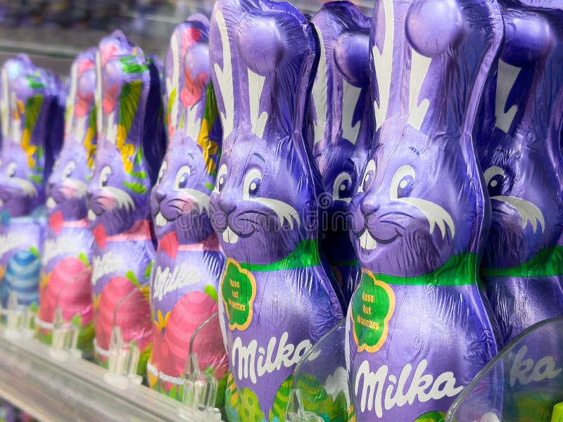 Tela de chocolate de coelho colorido na loja imagens de stock royalty free