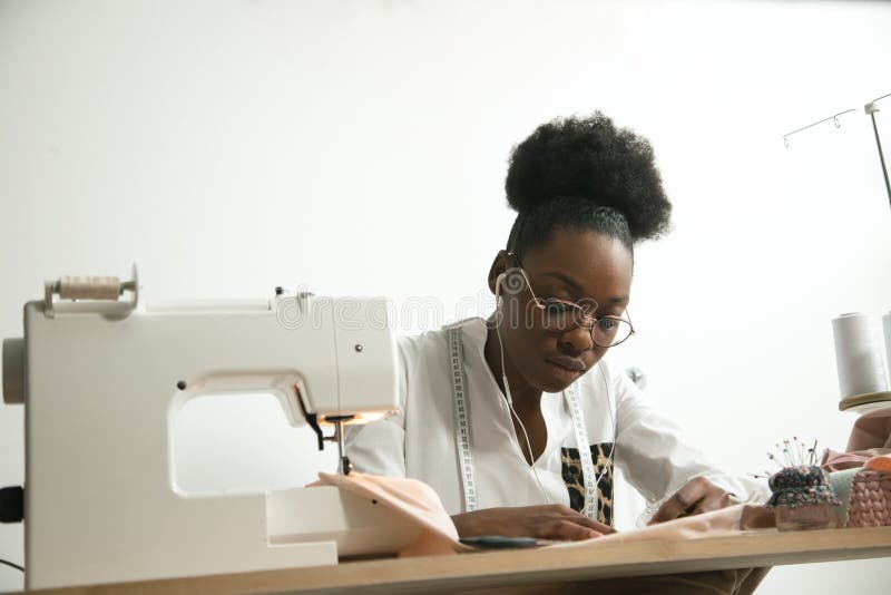 Tela de costura con la aguja en el lugar de trabajo de la costurera imágenes de archivo libres de regalías Tela de costura con la aguja en el lugar de trabajo de la costurera imágenes de archivo libres de regalías