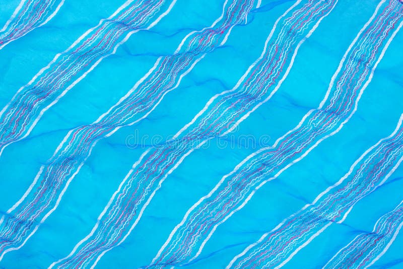 Tela ondulada azul de la organza con las rayas diagonales Fondo abstracto azul del paño foto de archivo Tela ondulada azul de la organza con las rayas diagonales Fondo abstracto azul del paño foto de archivo