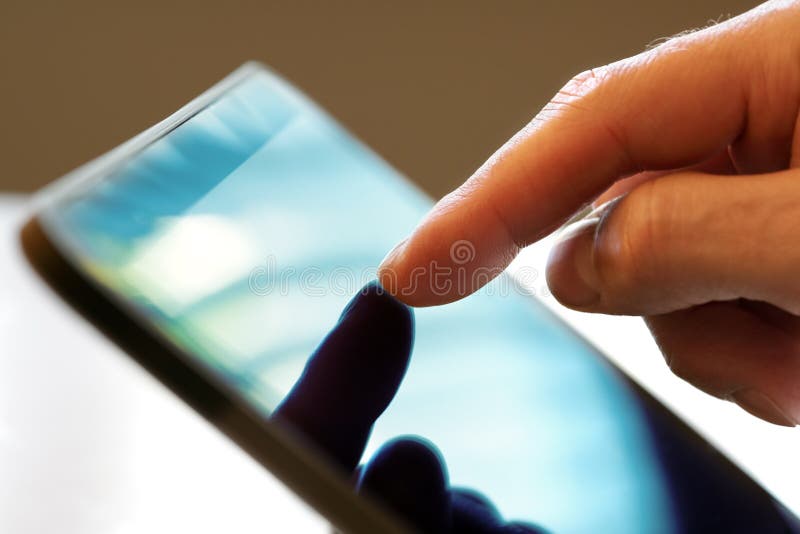 Tela tocante do dedo de uma tabuleta digital